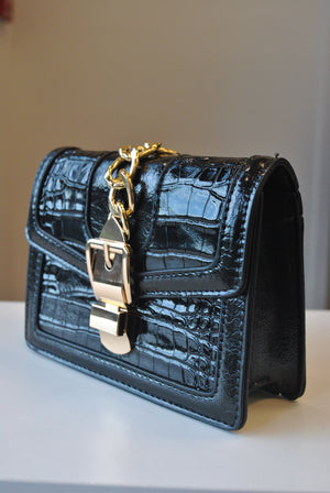 SMALL BACK CROSSBODY BAG WITH GOLD CHAIN