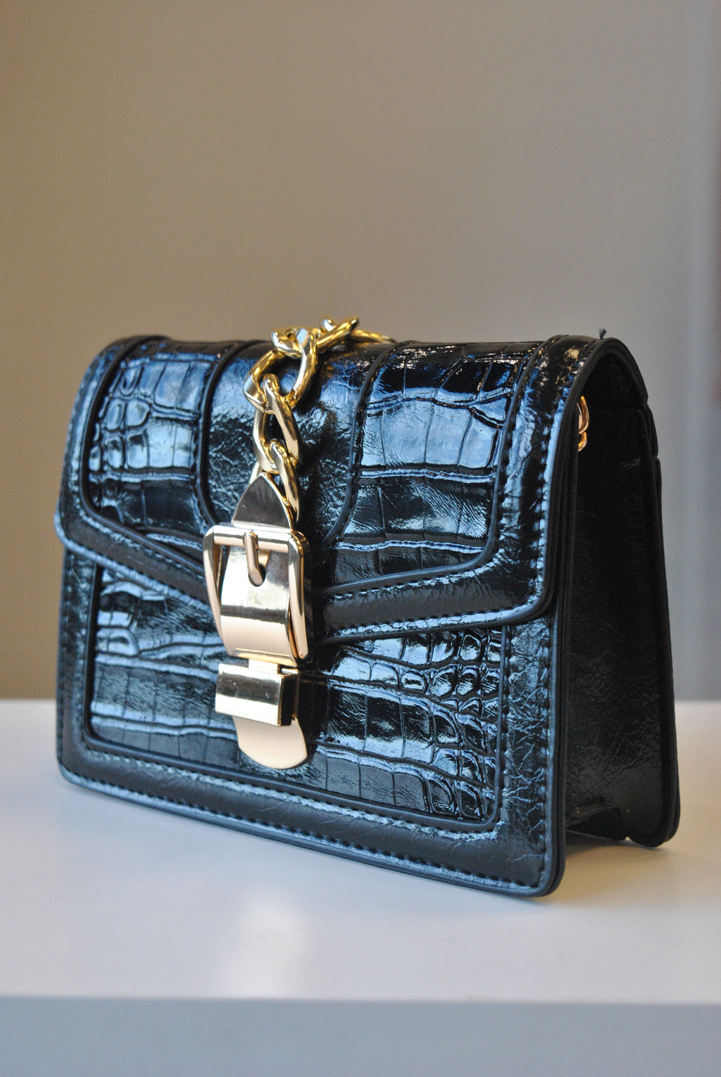 SMALL BACK CROSSBODY BAG WITH GOLD CHAIN
