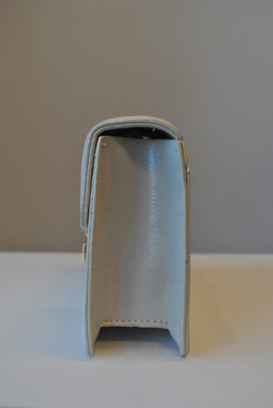 SMALL LIGHT BEIGE CROSSBODY BAG WITH GOLD CHAIN