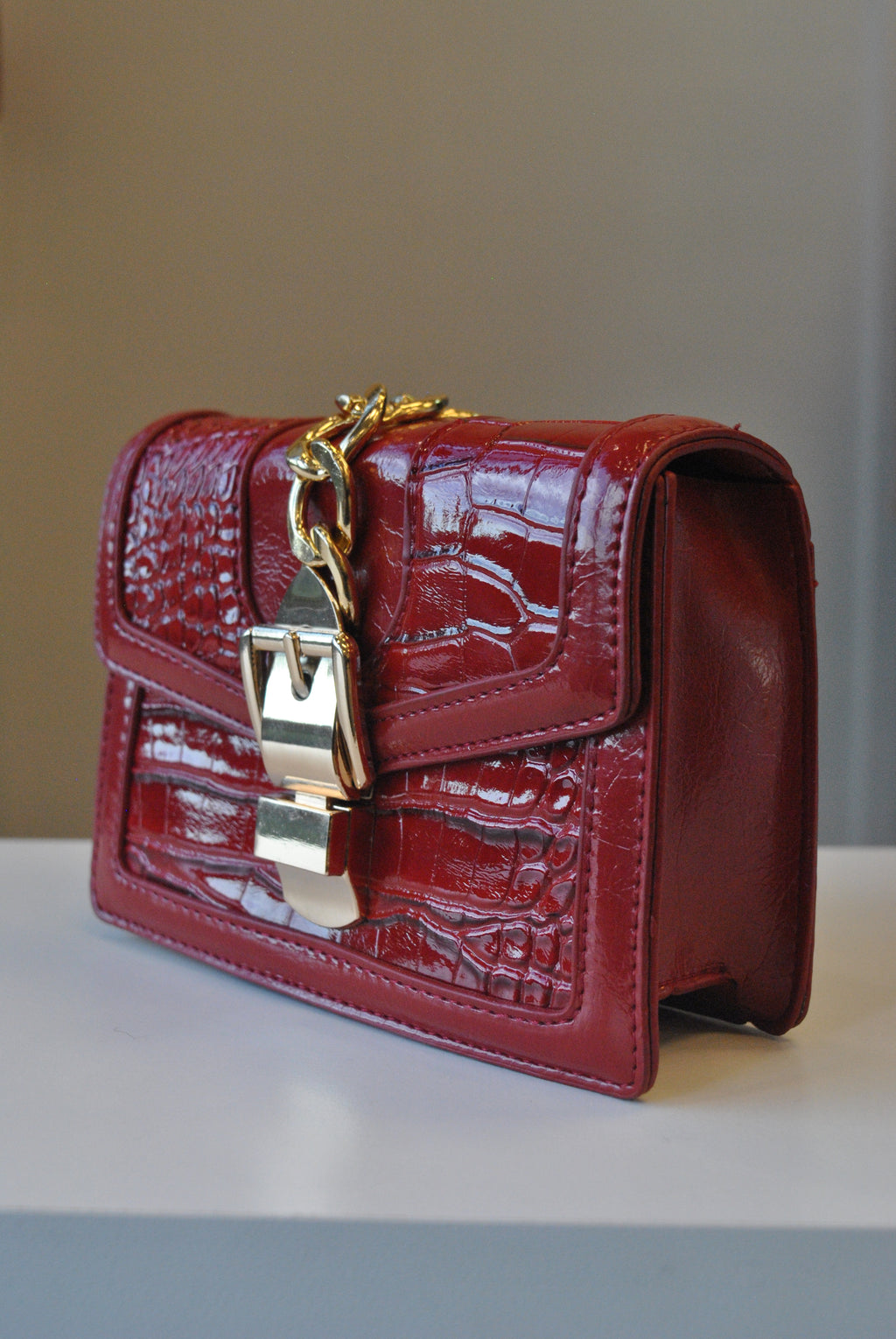 SMALL RED CROSSBODY HANDBAG WITH GOLD CHAIN