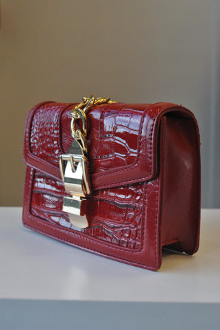 DEEP RED COLOR GUILTED CROSSBODY BAG WITH GOLD CHAIN