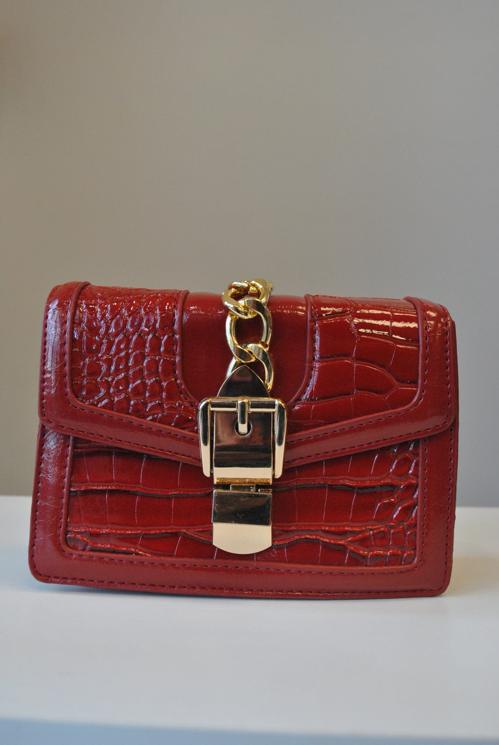SMALL RED CROSSBODY HANDBAG WITH GOLD CHAIN