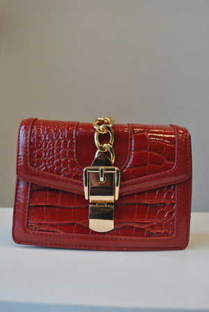 SMALL RED CROSSBODY HANDBAG WITH GOLD CHAIN
