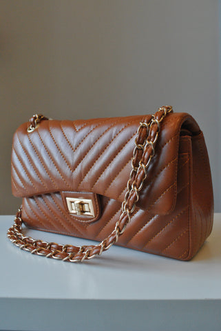 CARAMEL GUILTED MEDIUM CROSSBODY BAG WITH GOLD CHAIN