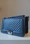 NAVY SHOULDER BAG WITH A CHAIN DETAIL