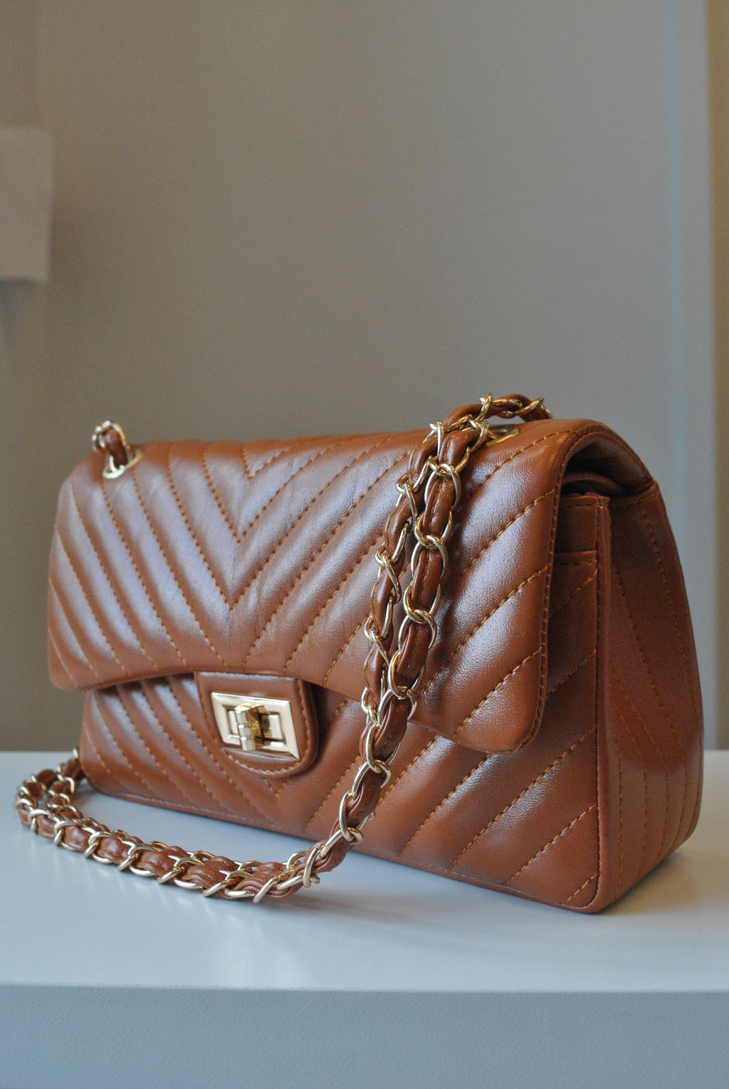 CARAMEL GUILTER SHOULDER BAG
