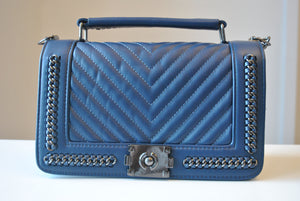 NAVY SHOULDER BAG WITH A CHAIN DETAIL