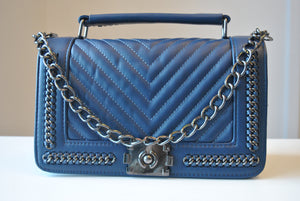 NAVY SHOULDER BAG WITH A CHAIN DETAIL