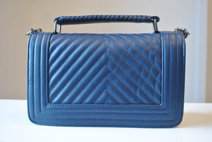 NAVY SHOULDER BAG WITH A CHAIN DETAIL