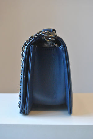 NAVY SHOULDER BAG WITH A CHAIN DETAIL