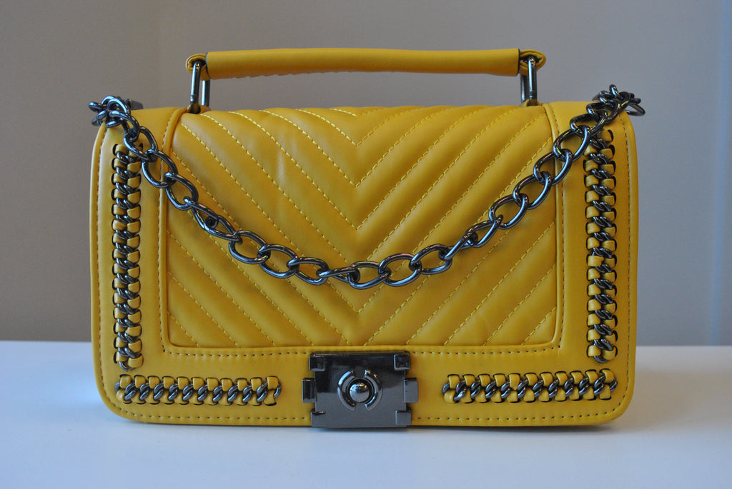 MUSTARD CROSSBODY HANDBAG WITH CHAIN DETAILS