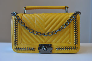 MUSTARD CROSSBODY HANDBAG WITH CHAIN DETAILS