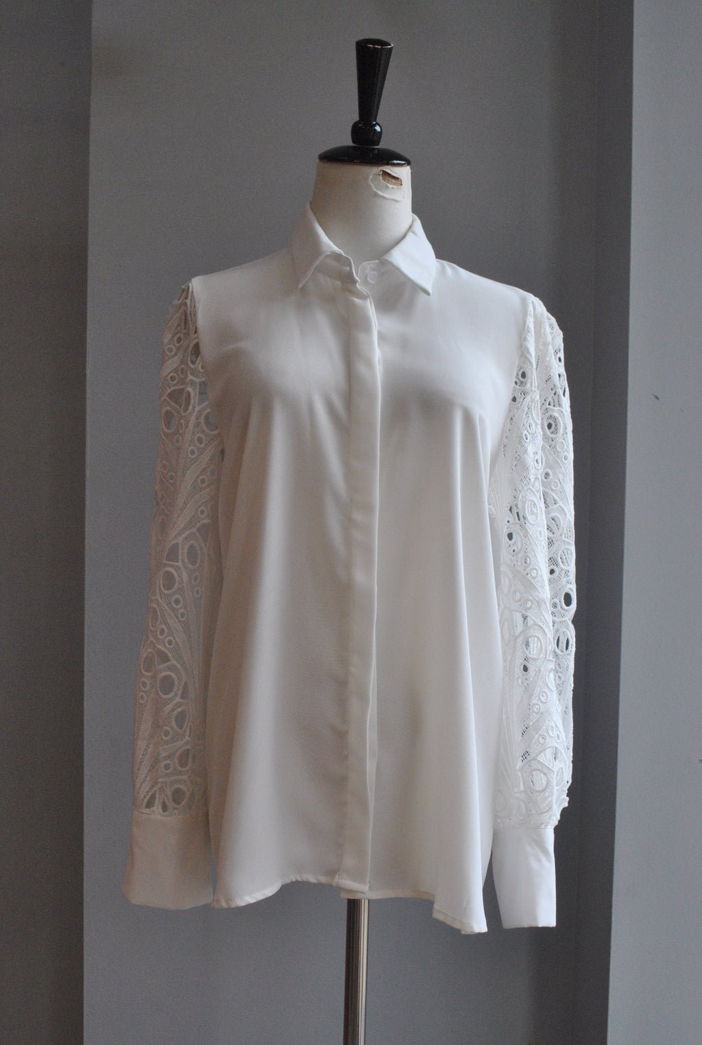 WHITE BLOUSE WITH LACE SLEEVES