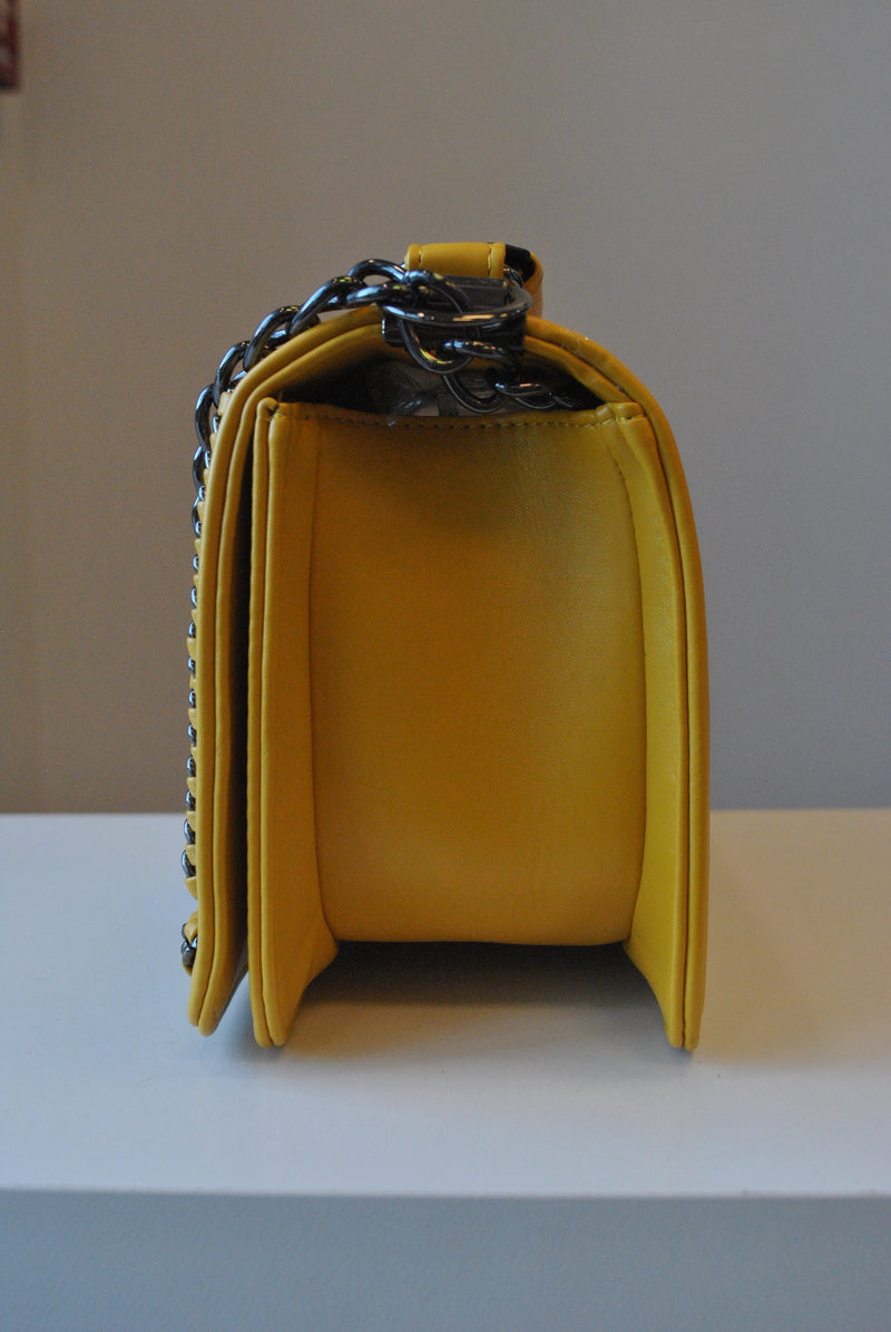 MUSTARD CROSSBODY HANDBAG WITH CHAIN DETAILS
