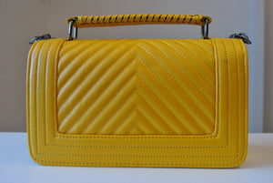 MUSTARD CROSSBODY HANDBAG WITH CHAIN DETAILS