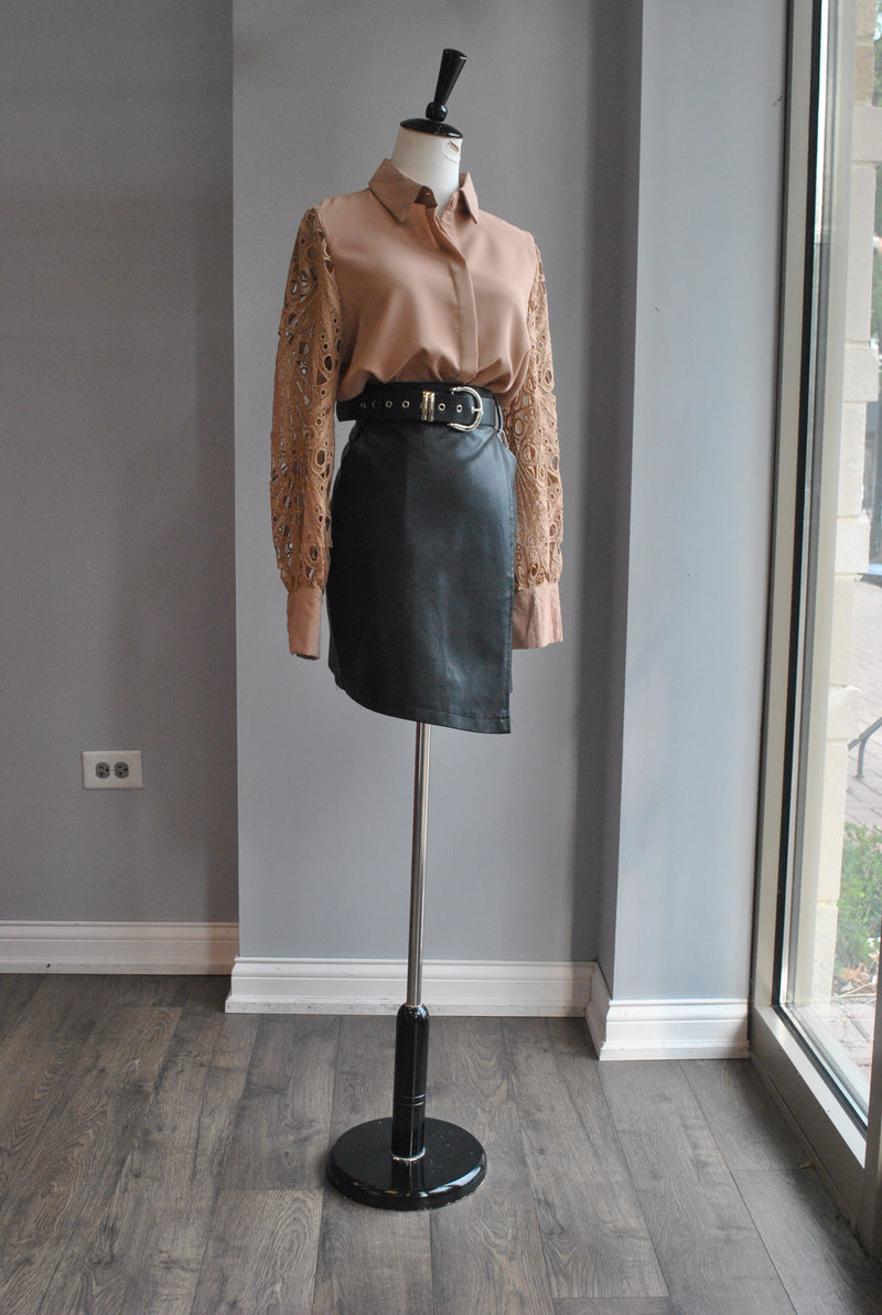BLACK FAUX LEATHER MINI SKIRT WITH A BELT