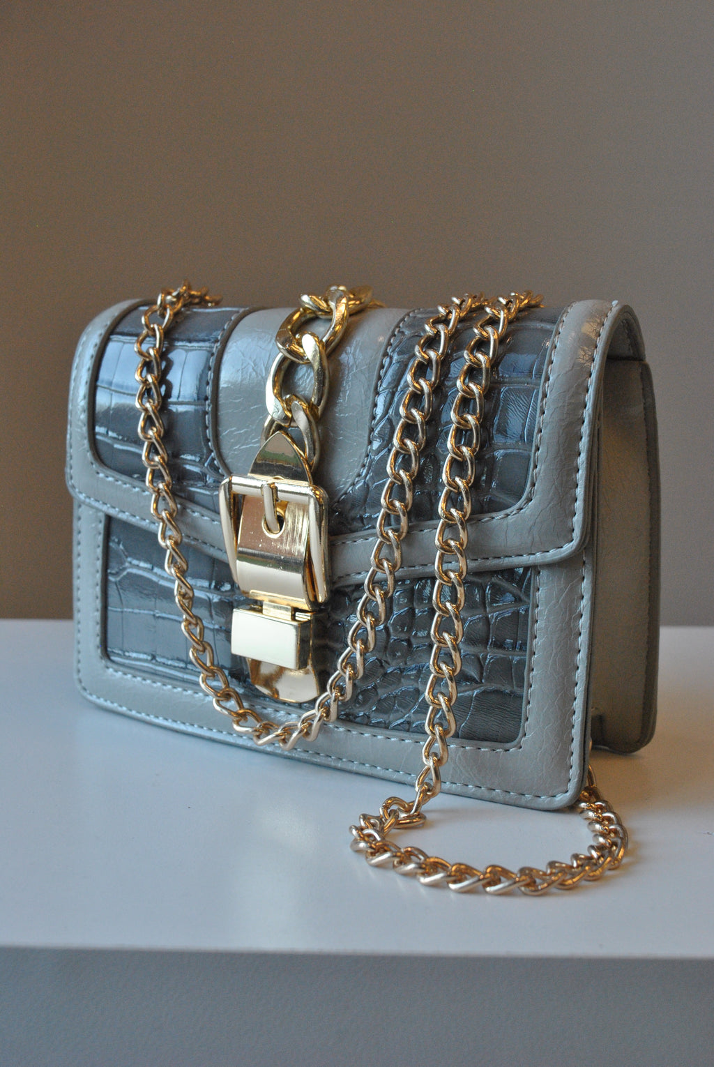 SMALL LIGHT GREY CROSSBODY BAG WITH GOLD CHAIN