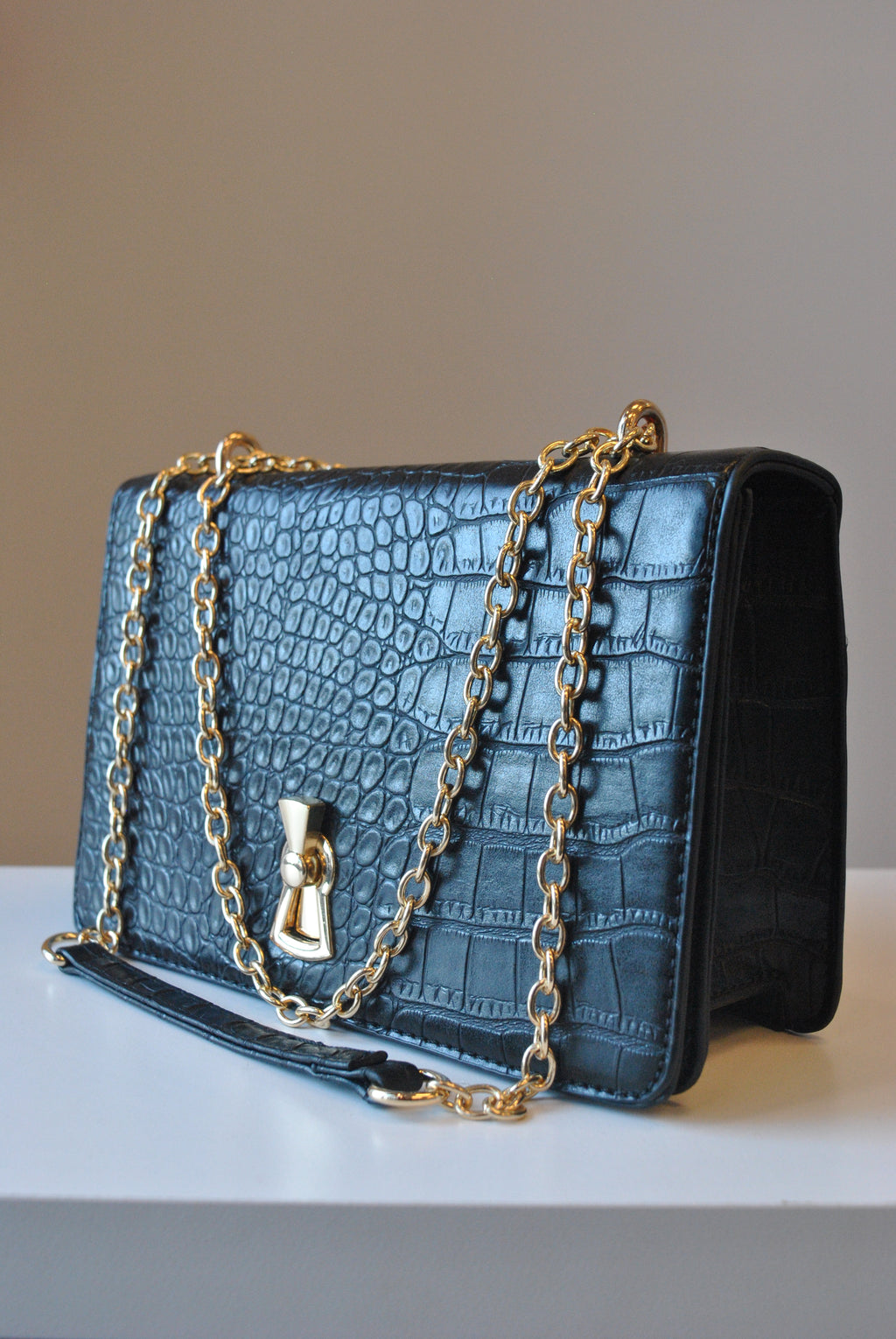 BLACK FAUX CROCODILE LEATHER CROSSBODY HANDBAG