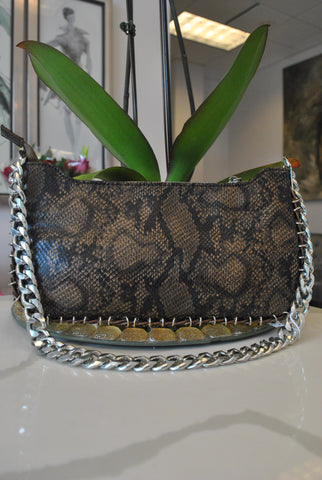 BLACK VEGAN LEATHER HANDBAG WITH GOLD CHAIN AND A WALLET