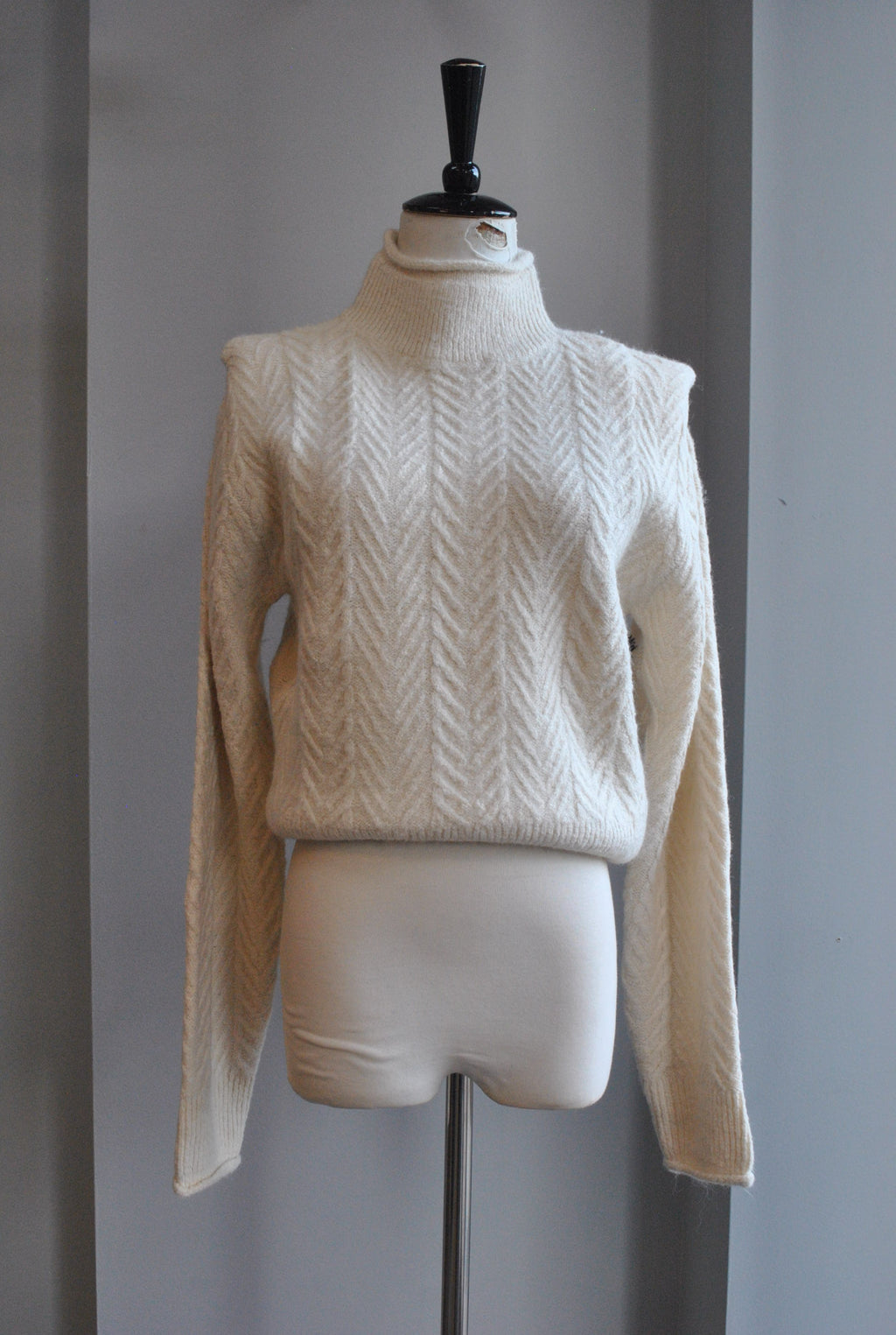VANILLA SWEATER WITH STATEMENT SHOULDERS