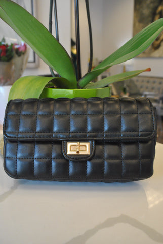 BLACK CLUTCH WITH GOLD CHAIN