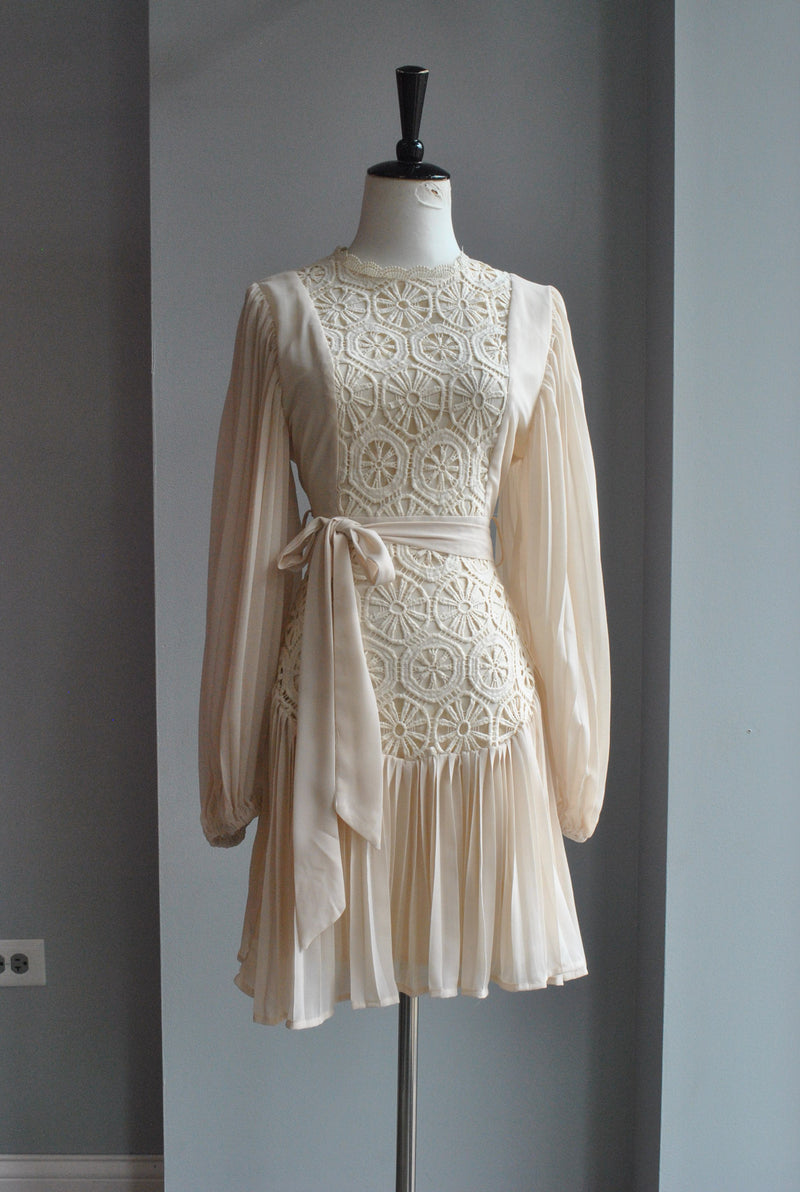 VANILLA DRESS WITH LACE AND PLEATED