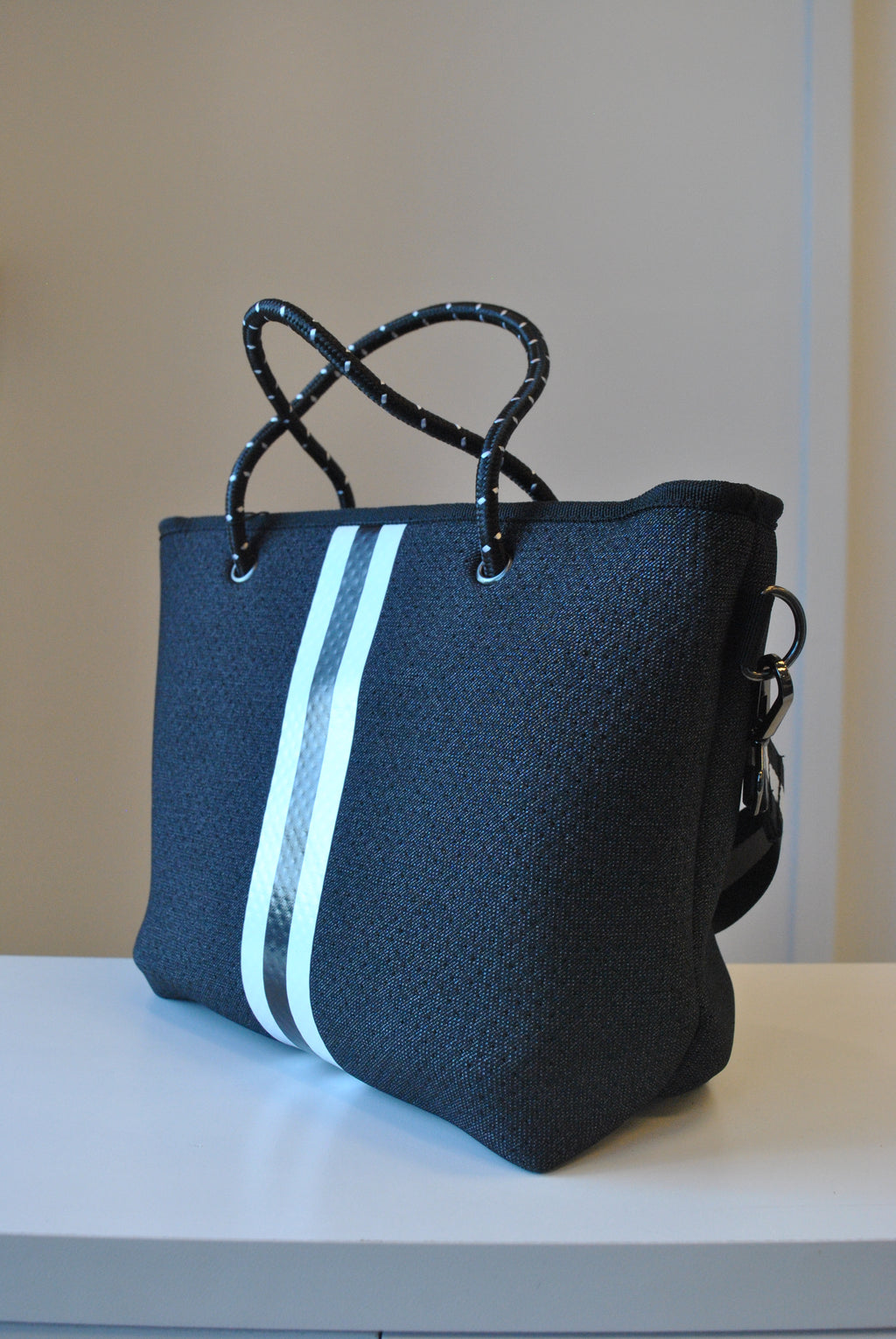 BLACK AND WHITE HANDBAG WITH CROSSBODY THICK STRAP