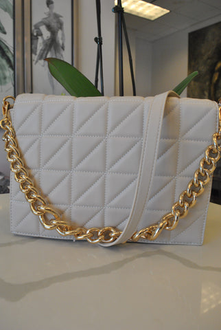 WHITE GUILTED CROSSBODY BAG WITH GOLD CHAIN