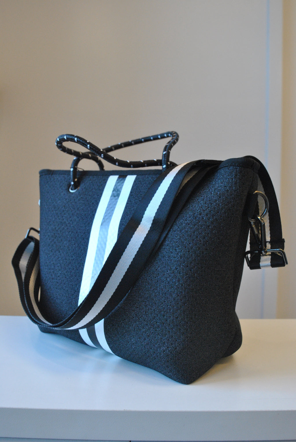 BLACK AND WHITE HANDBAG WITH CROSSBODY THICK STRAP