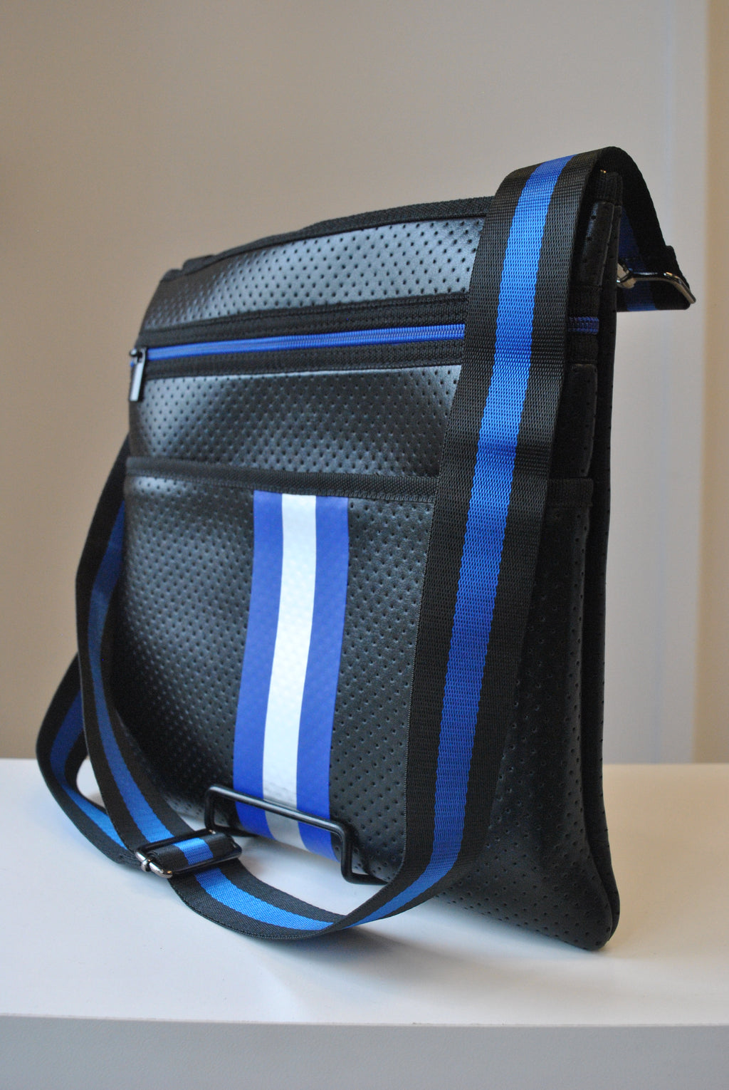 BLACK AND BLUE CROSSBODY HANDBAG