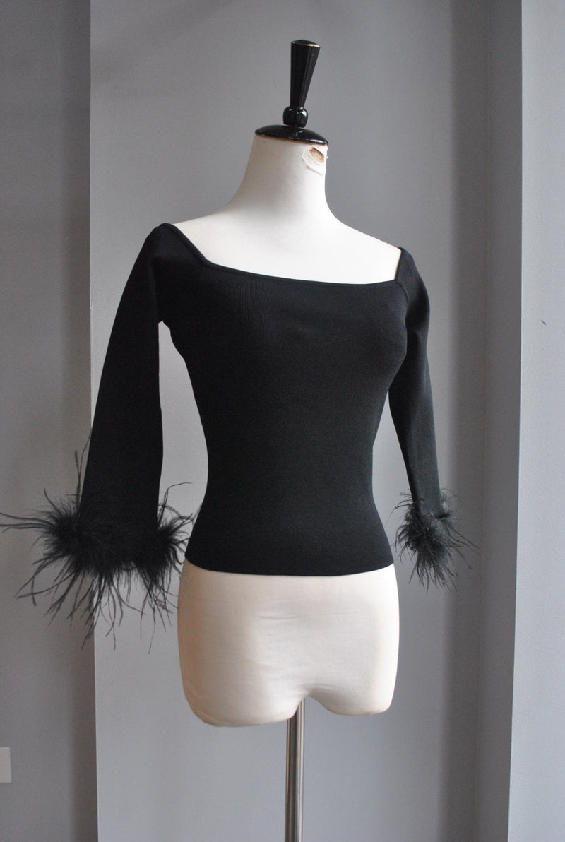 BLACK SIMPLE TOP WITH FEATHERS
