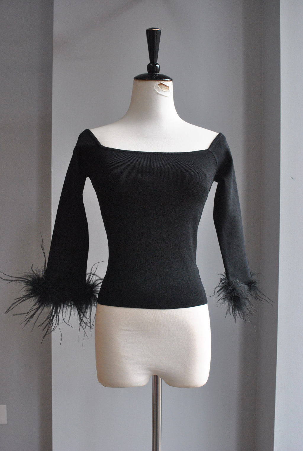 BLACK SIMPLE TOP WITH FEATHERS