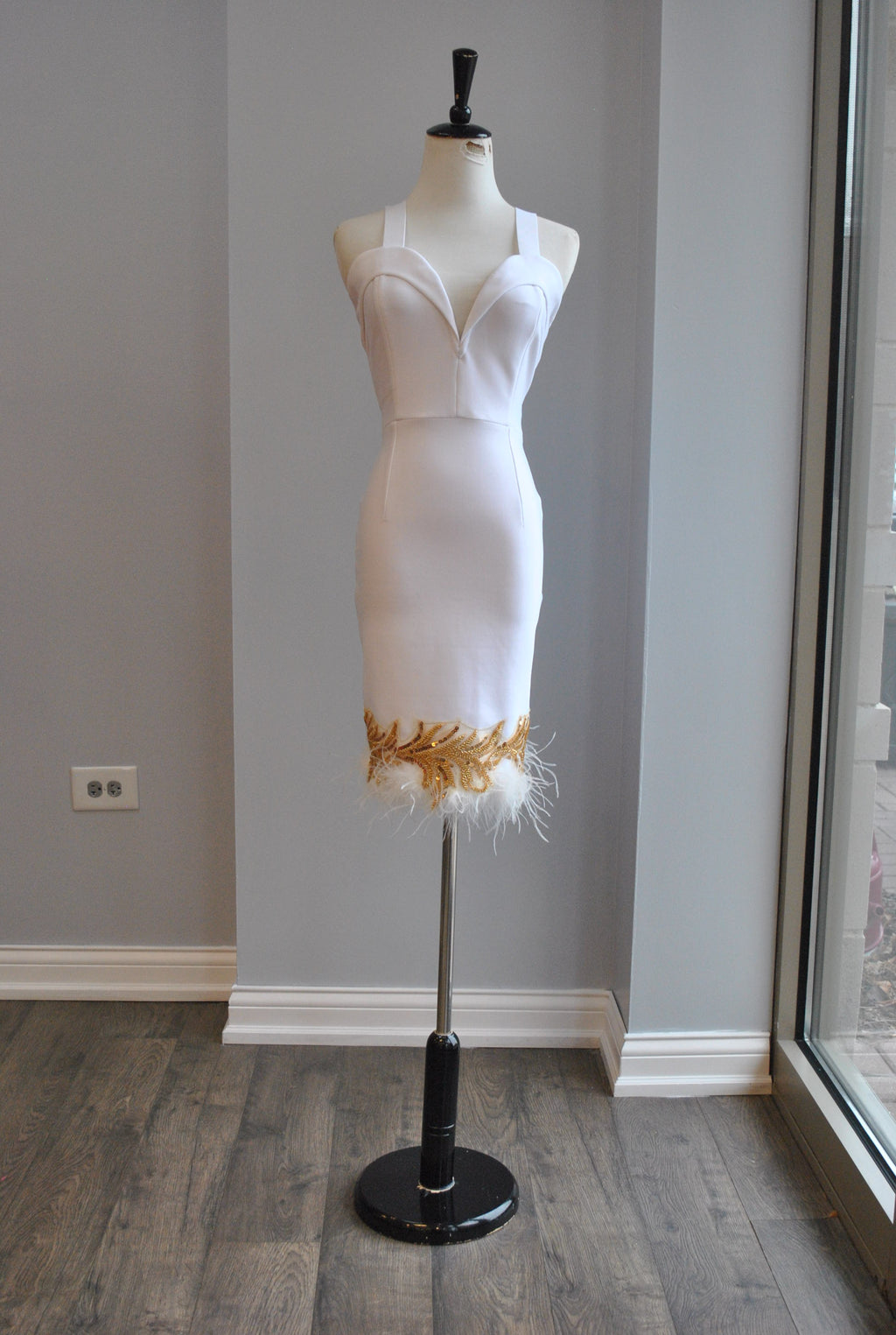 WHITE BANDAGE DRESS WITH FEATHERS