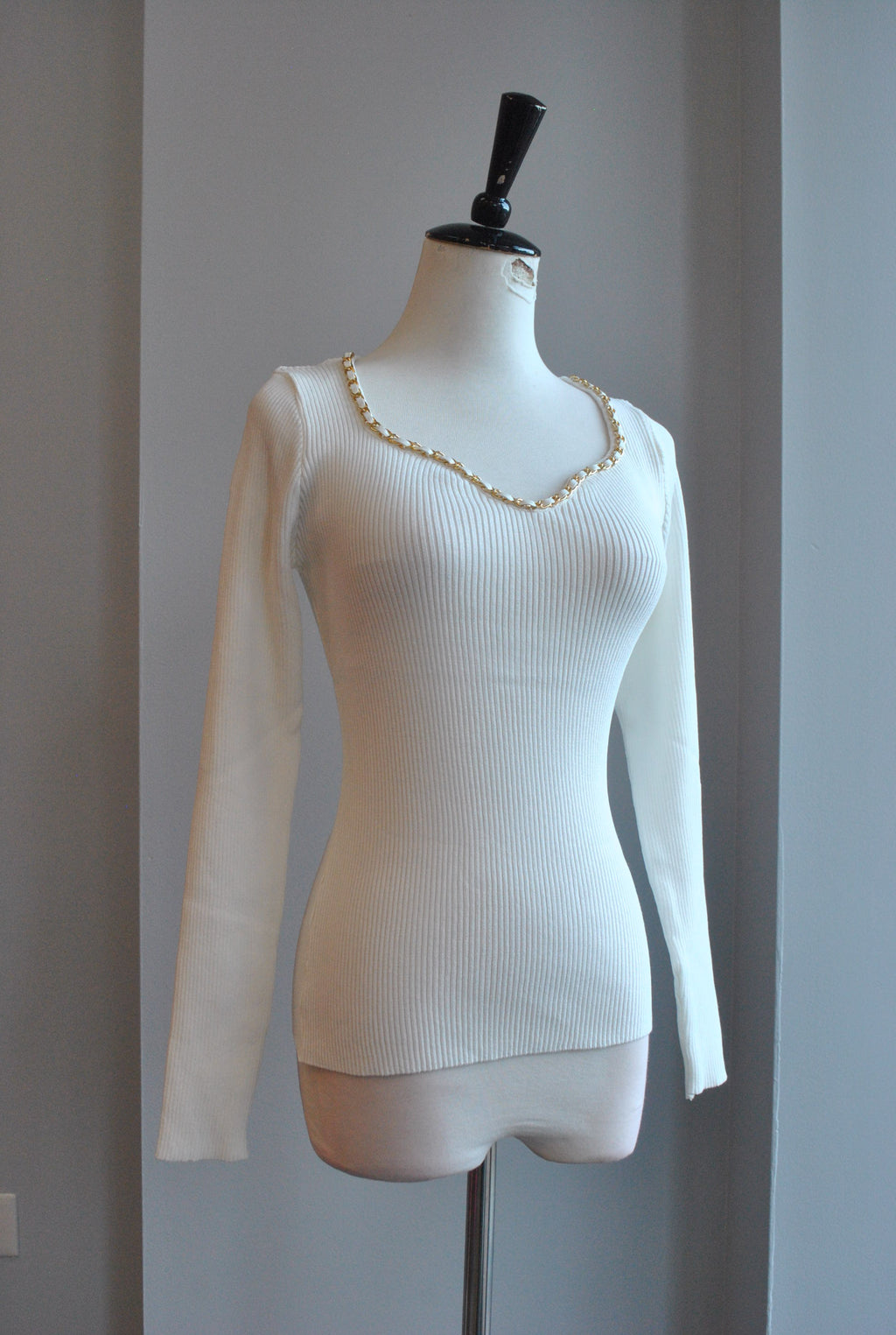 WHITE SWEATER TOP WITH GOLD CHAIN
