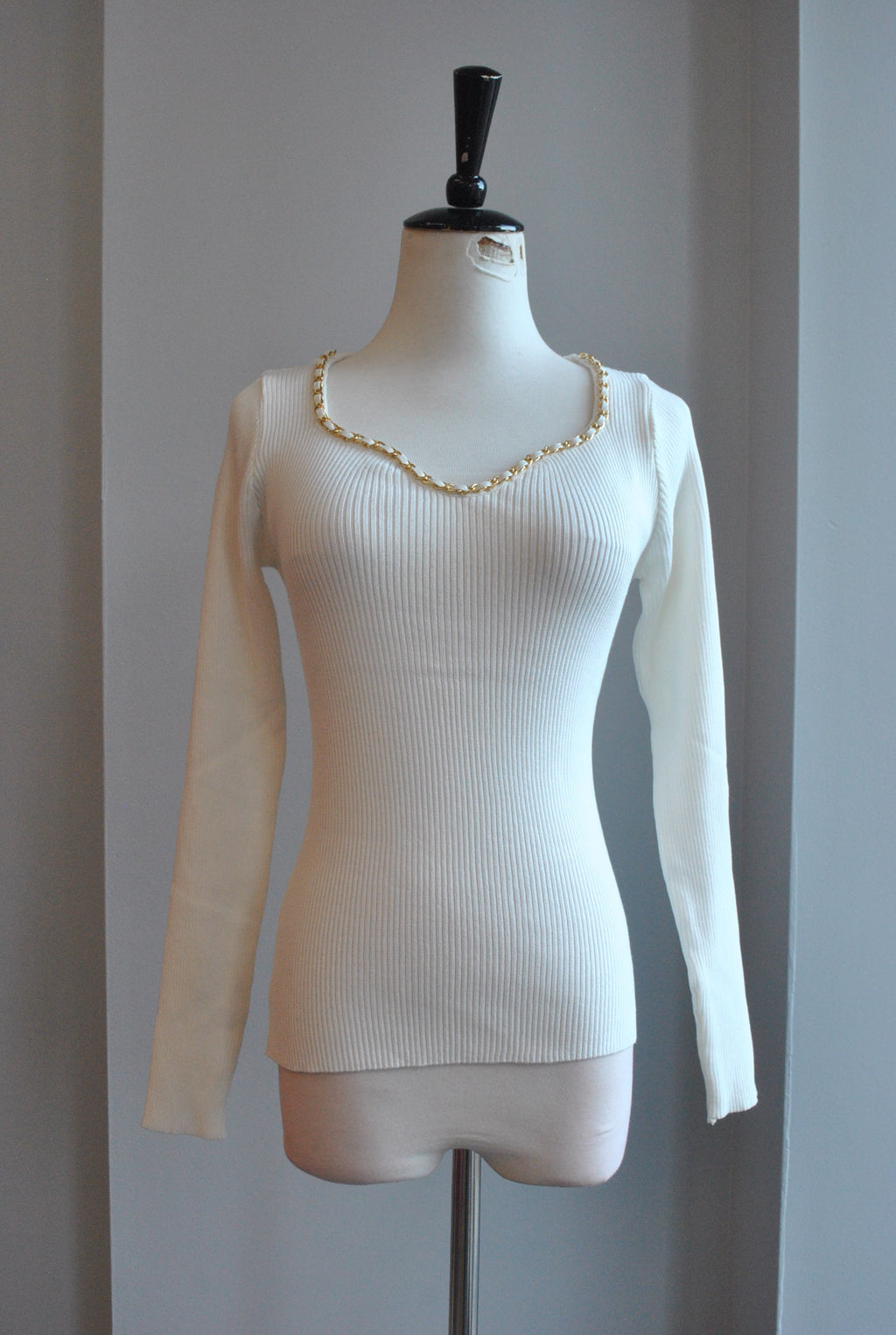 WHITE SWEATER TOP WITH GOLD CHAIN
