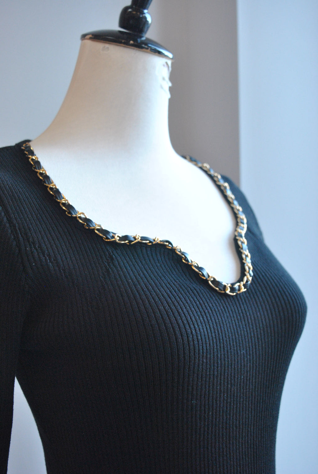 BLACK SWEATER TOP WITH GOLD CHAIN