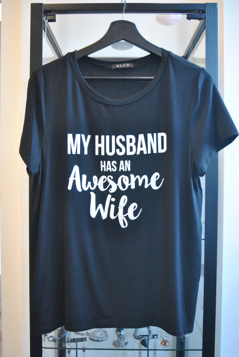 GRAPHIC T-SHIRT - "MY HUSBAND HAS AN AWESOME WIFE" - BLACK