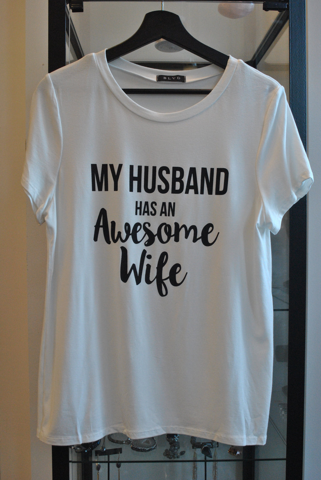 GRAPHIC T-SHIRT - "MY HUSBAND HAS AN AWESOME WIFE" - WHITE