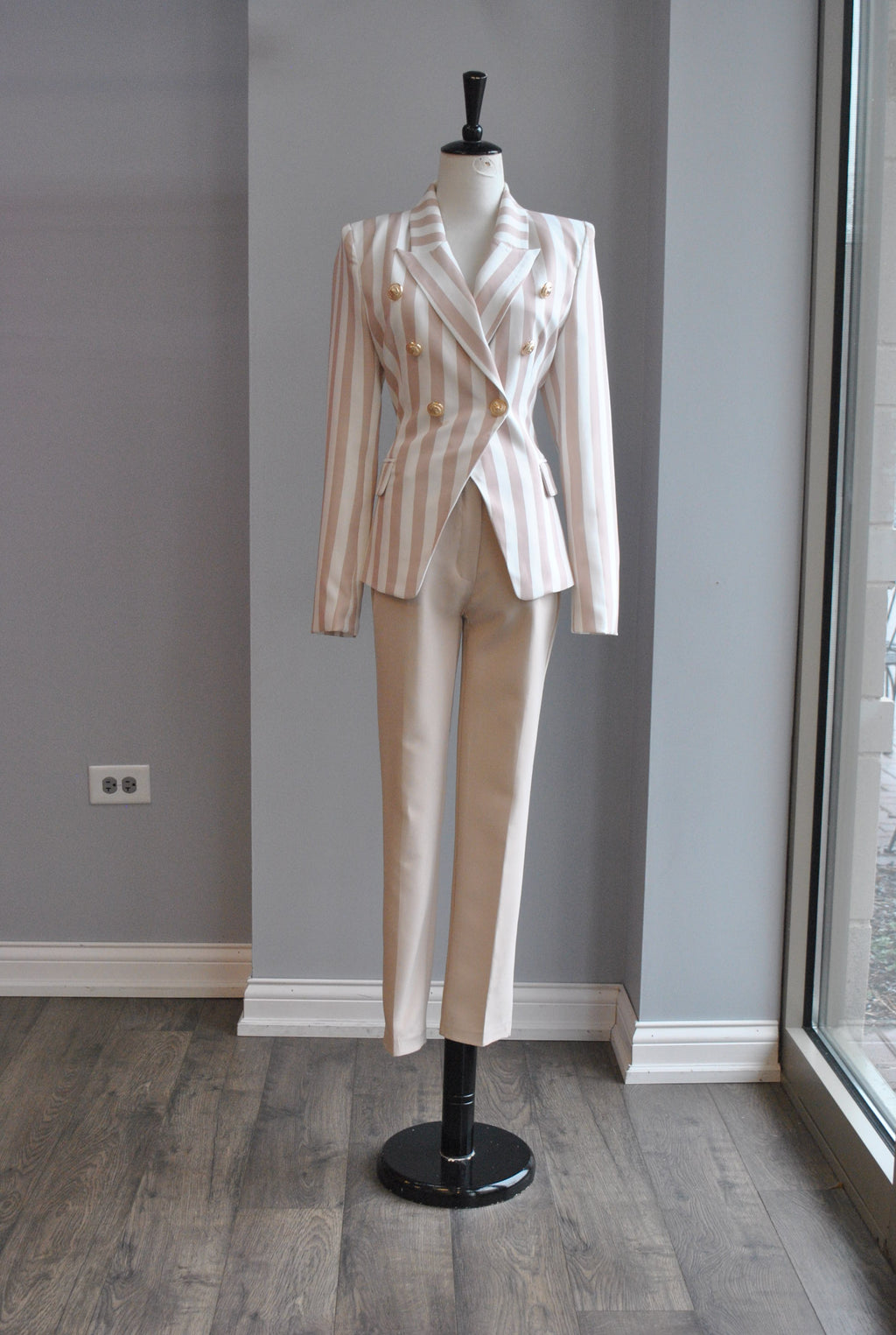 DOUBLE BREASTED BEIGE AND WHITE BLAZER