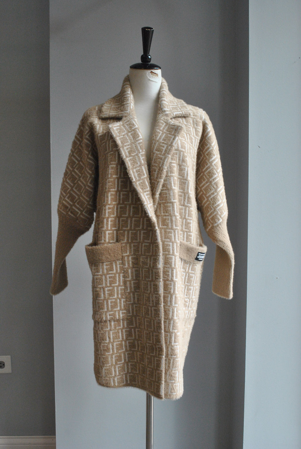 BEIGE AND WHITE PRINT ALPAKA COAT