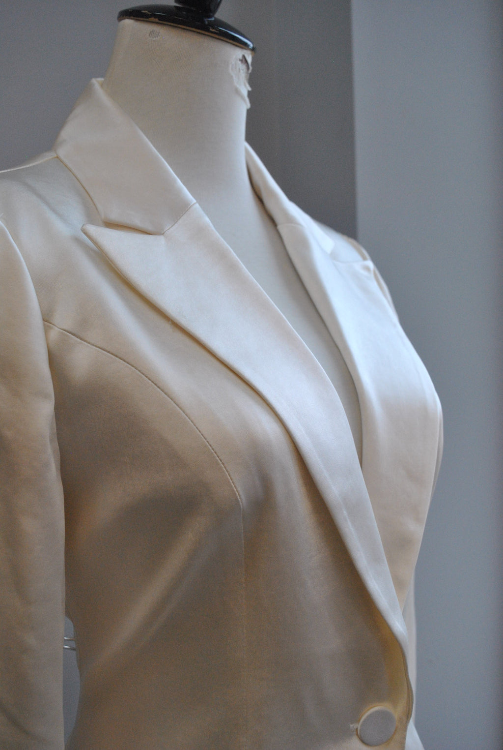 OFF WHITE SATIN BOYFRIEND STYLE BLAZER