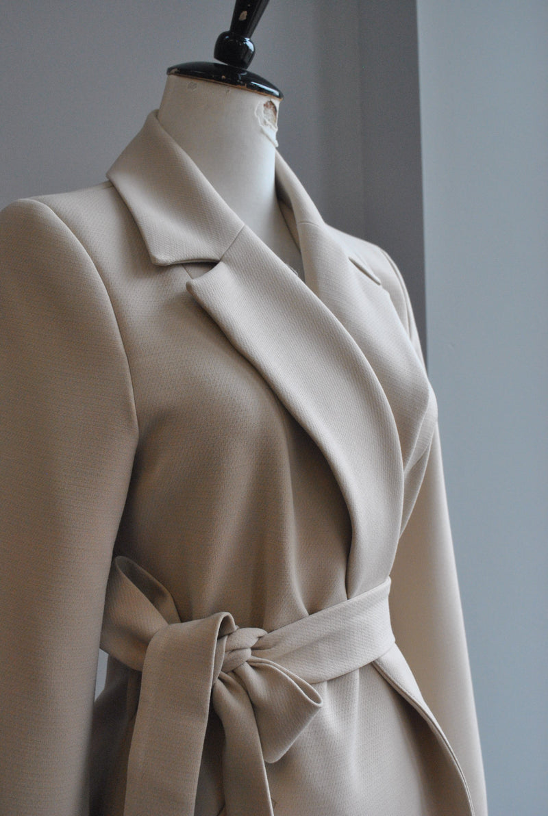 BEIGE SPRING SIMPLE COAT WITH A BELT