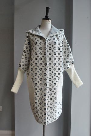 VANILLA AND BLACK PRINT ALPAKA COAT WITH A HOODIE