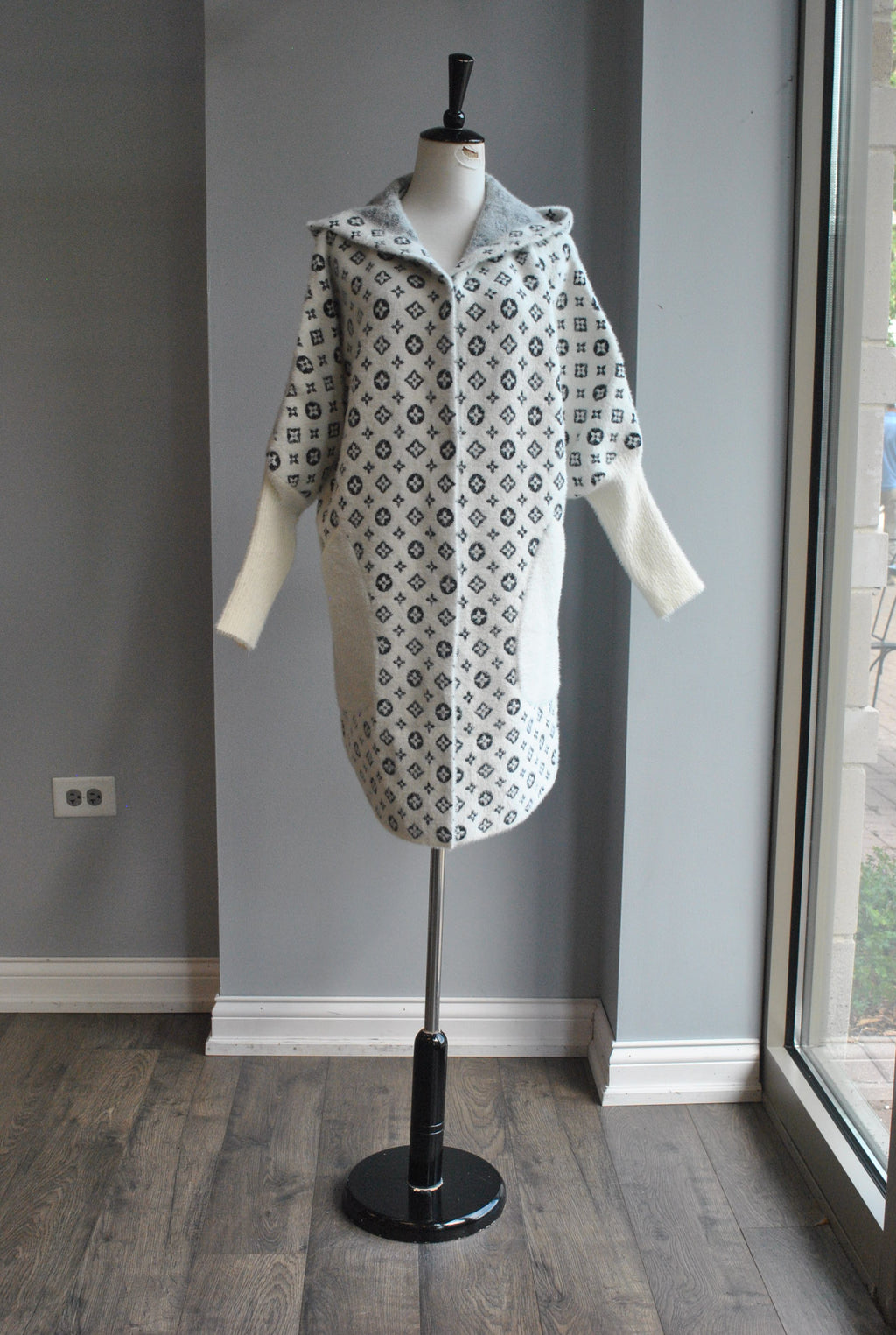 VANILLA AND BLACK PRINT ALPAKA COAT WITH A HOODIE