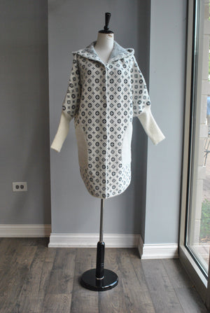 VANILLA AND BLACK PRINT ALPAKA COAT WITH A HOODIE
