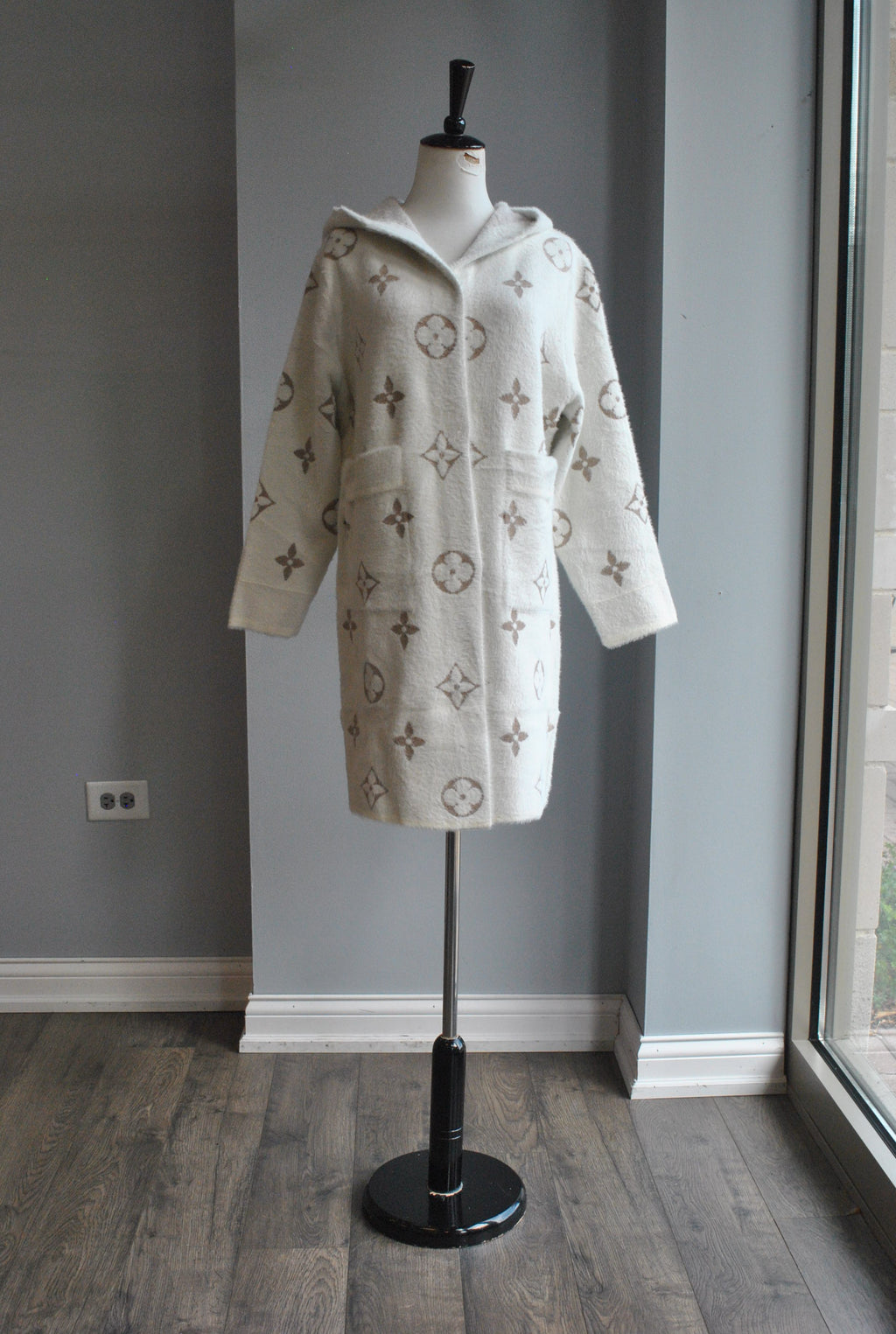 VANILLA AND BEIGE ALAPAK COAT WITH SIDE POCKETS AND A HOODIE
