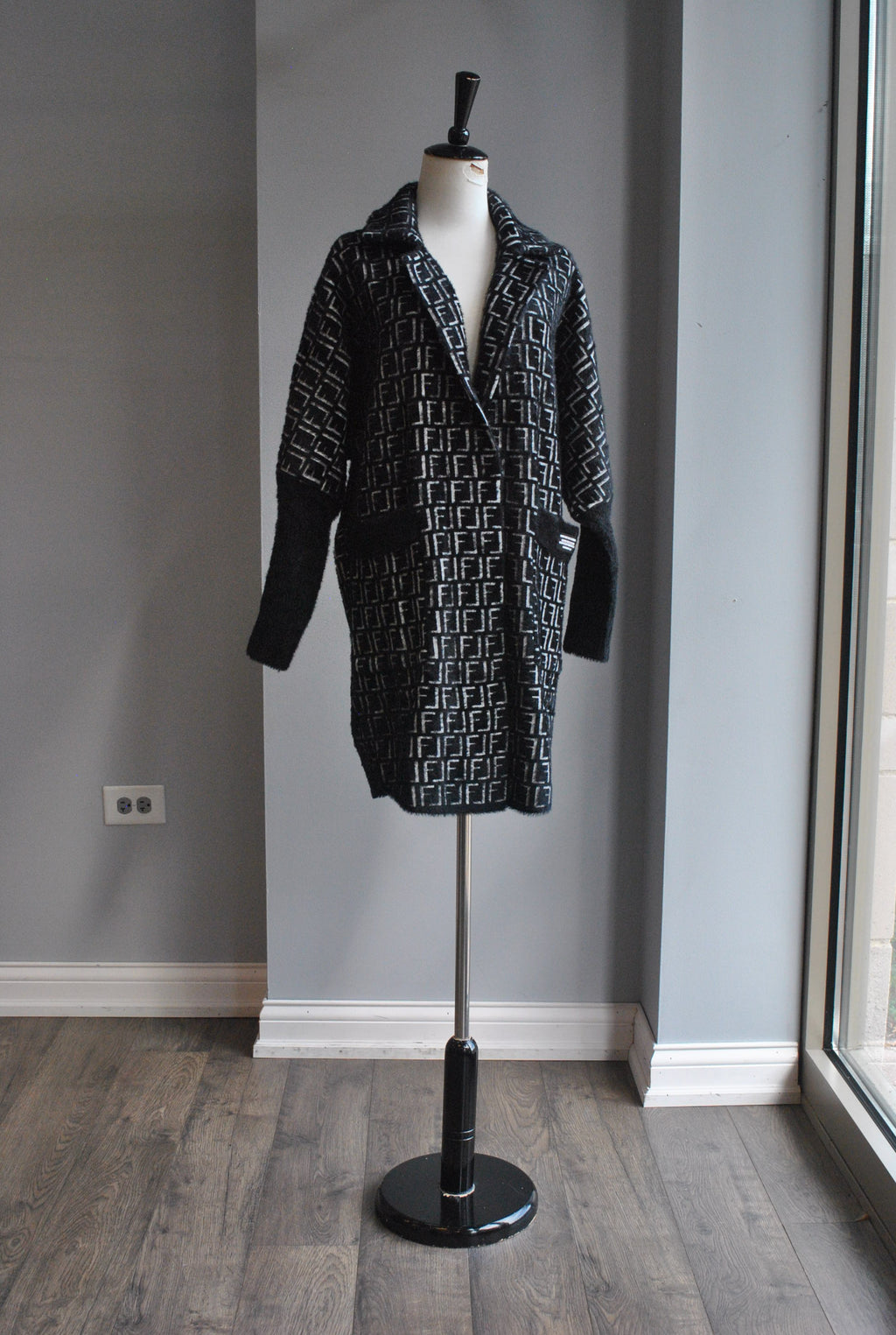 BLCK AND WHITE PRINT ALPAKA COAT