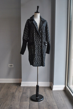 BLCK AND WHITE PRINT ALPAKA COAT