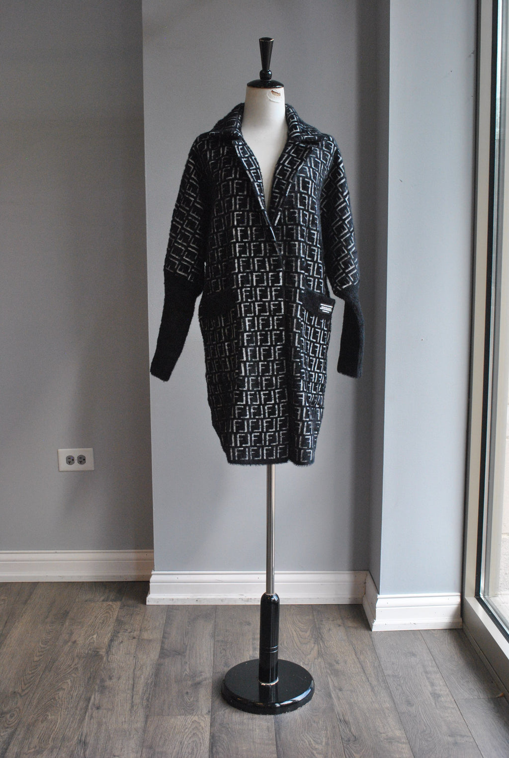 BLCK AND WHITE PRINT ALPAKA COAT