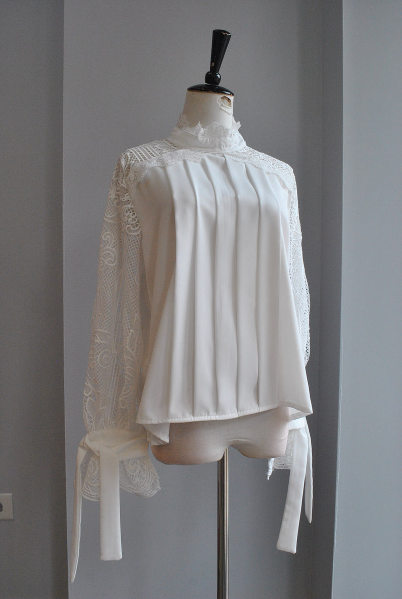 WHITE BLOUSE WITH LACE